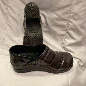 Sanita Purple Gray Patent Clogs Sz 36